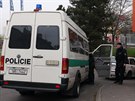 Dva mui se pokusili odpálit bankomat ve Vylovské ulici v Praze. Napáchali...
