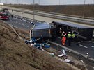 Kamion plný odv se pevrátil na 76. kilometru silnice R1 u Modletic a...