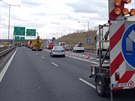 Kamion plný odv se pevrátil na 76. kilometru silnice R1 u Modletic a...