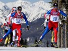 Luká Bauer (vlevo) a Jií Magál na trati olympijského závodu na 50 km s