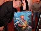 Lobbista Ivo Rittig si prohlíí obraz, který ke svým narozeninám dostal od éfa...