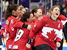 ZLATÉ MEDAILE. Kanaanka Hayley Wickenheiserová (vpravo) se raduje z finálového