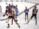 Nmecká biatlonistka Evi Sachenbacherová-Stehleová (vpedu) pi olympijském...