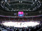 Úvodní vhazování zápasu védsko vs. Finsko v olympijské hale Boloj. (21. února...