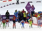 Start enského biatlonového závodu tafet na 4x6 kilometr. (21. února 2014)
