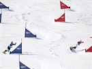 eská snowboardistka Ester Ledecká (vpravo) pi olympijské tvrtfinálové jízd...