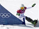 eská snowboardistka Ester Ledecká pi kvalifikaní jízd v paralelním slalomu....