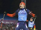 ZLATO. Ruský biatlonista Anton ipulin v cíli závodu muské tafety na 4x7,5...