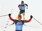 ZLATO. Ruský biatlonista Anton ipulin v cíli závodu muské tafety na 4x7,5...