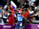 Ruský biatlonista Anton ipulin si jede pro zlatou medaili v cíli závodu muské...