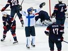 Finská legenda Teemu Selänne poslal puk střelou k tyči za bezmocného amerického...