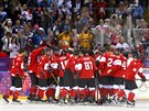 Kanadtí hokejisté oslavují zisk zlaté olympijské medaile. Ve finálovém utkání...