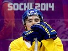 Smutní švédští hokejisté po prohraném olympijském finálovém utkání s Kanadou....