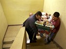 Majid Mnissar (vlevo) a Mostafa Kamal pináejí do potravinové banky nákupní...