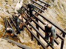 Stavba kovové zábrany, která chrání rakouskou vesnici Galtür ped lavinami z...
