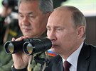 Ruský prezident Vladimir Putin a ministr obrany Sergej Šojgu při vojenském...