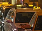 Stodoln� ulici ��ste�n� ovl�dly vozy taxislu�by.
