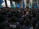 Ukrajintí policisté v Simferopolu, správním stedisku Krymu, mli plné ruce...
