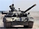 Modernizovaný tank typu T  80 s dynamickou ochranou typu Kontakt 5, která...