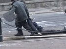 Demonstranti táhnou zranného kolegu v Kyjev.