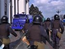 Ukrajinská policie odchází od sídla parlamentu.