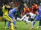 NEPOVEDENÉ VYBHNUTÍ. Aurelien Chedjou z Galatasaray Istanbul stílí gól Petru