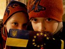 Nemohly chybt svíky ani vlajky. Tu ukrajinskou doplovala vlajka Evropské...