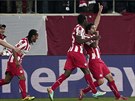 Fotbalisté Olympiakosu Pireus slaví gól ' Alejandra Domingueze (tvrtý zleva) v...