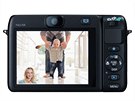 Canon PowerShot N100 má na zadní stn kamerku a tak vyfotí i fotografa.