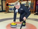 Trenér Petr Novák pi exhibiním curlingovém turnaji.  