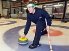 Tomá Verner pi exhibiním curlingovém turnaji 