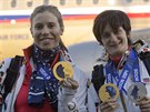 Olympijské vítzky Eva Samková (vlevo) a Martina Sáblíková pózují  s medailemi...