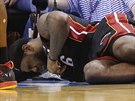LeBron James z Miami leí na palubovce se zlomeným nosem.