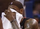 LeBron James z Miami krvácí do runíku, má zlomený nos.