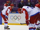 VÝBUCH. Zklamaní rutí hokejisté Alexandr Ovekin (vlevo) a Anton Blov zpytují...
