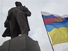 Ukrajinská a ruská vlajka vlají u sochy Vladimira Iljie Lenina v Doncku....