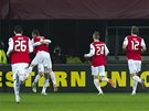 NEŠŤASTNÝ POHLED PRO LIBERECKÉ. Fotbalisté Alkmaaru se radují z vedoucího gólu.
