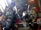 Kamera zachytila ozbrojence obsazující krymský parlament