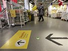Nakupování v IKEA je jednoduché: vedou vás výrazné ipky na podlaze a po nich...