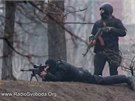 Fotografie vytvoená z videa Radio Free Europe zachycuje policistu stojícího