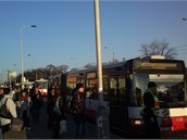 Z důvodu poruchy zabezpečovacího zařízení ve stanici Nádraží Holešovice byl přerušen provoz metra (Florenc-Ládví) a byla zavedena náhradní autobusová doprava X-C. Autobusy, které se&nbsp;na Ládví otáčely a stály v silnici při čekání na odjezd&nbsp;skoro z