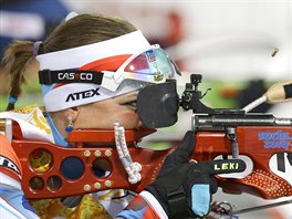 Česká biatlonistka Jitka Landová při střelbě v závodu štafet na 4x6 kilometrů....