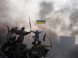 Protivldn demonstranti s nrodn vlajkou na Nmst nezvislosti v centru...