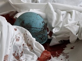 Zkrvaven helma mrtvho demonstranta na podlaze kyjevskho hotelu Ukrajina.