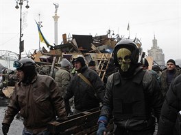 Protestujc v Kyjev stavj dal barikdy na Nmst nezvislosti.