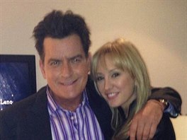 Charlie Sheen a Brett Rossi v roce 2014