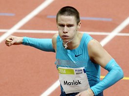 FINI. Pavel Maslk na halovm mtinku v Praze vytvoil na netradin trati 500