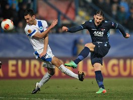 Libereck� z�lo�n�k Rybalka (v b�l�m) se sna�� zblokovat st�elu Gudelja z...