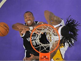 Jason Collins (vleov) z Brooklynu bojuje o m s Jordanem Hillem z LA Lakers.