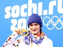 DAL�Í OLYMPIJSKÉ ZLATO. Rychlobrusla�ka Martina Sáblíková pózuje s medailí za...